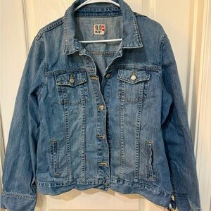 Old Navy Vintage Jean Jacket. Size XXL. Excellent used condition!